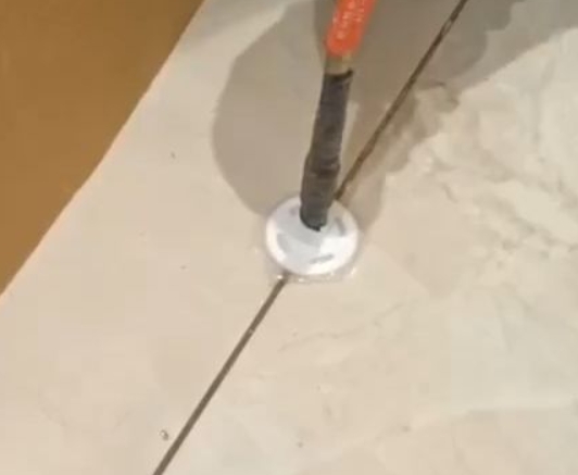 闵行瓷砖空鼓维修公司专业解答瓷砖在铺贴过程中，如果没有涂抹均匀到位的粘结材料（如水泥砂浆或瓷砖胶），可能会导致以下问题