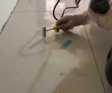 闵行瓷砖开裂维修公司专业分享瓷砖在铺贴前如果没有沥干水分，将会导致以下问题