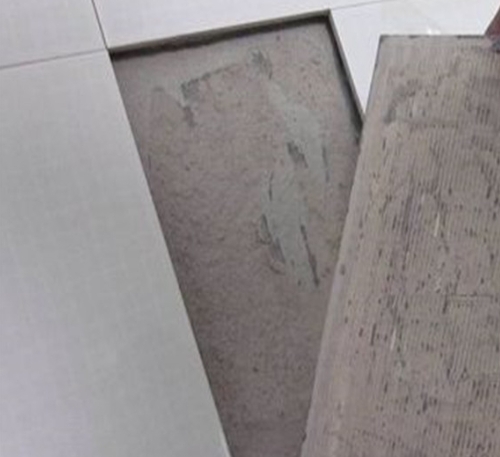 闵行瓷砖空鼓维修公司分享瓷砖铺贴时如果打浆（即涂抹在瓷砖背面和基层上的砂浆或瓷砖胶）过少，会带来以下问题
